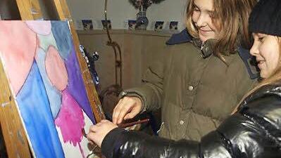 In der Kulturscheune zeigten drei Maler ihr Schaffen. An einer Stafflei versuchten die Carina und Sophia (10) ihre Malkünste .
