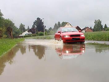 Überflutete Straßen am Freitag in Kleinsendelbach im Landkreis Erlangen Hoechstadt. Foto: Grundmann, News5