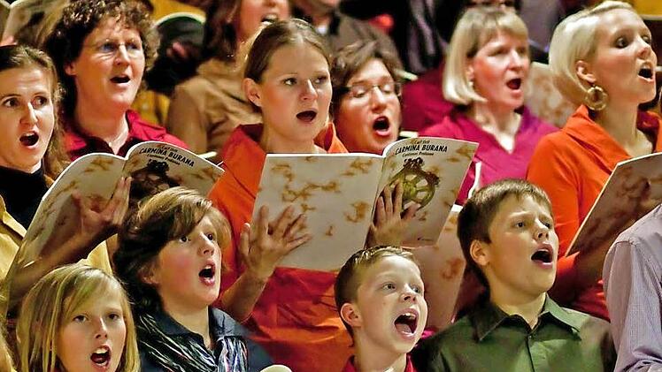 Der Chor "Unerh&ouml;rt" und der Theater- und Konzertkinderchor faszinierten das Publikum mit Orffs "Carmina Burana". Fotos: Jochen Berger