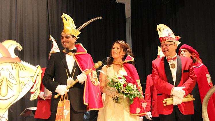 Das Prinzenpaar mit Kanzler Georg Löffler und Großmeyster Siggi Mayer (rechts hinten)