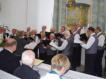 Der Gesangverein "Harmonie" Oberlangenstadt, dirigiert von Hella Klumpp, bei seinem Auftritt  Foto: Heike Schülein