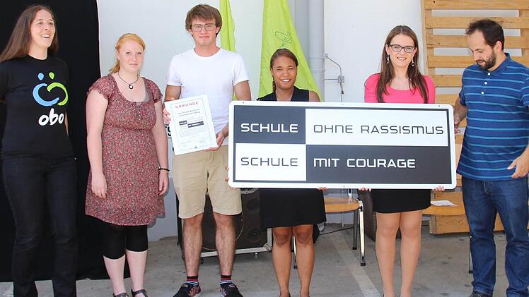 Sie freuen sich über den Titel, den die Berufsschule seit gestern offiziell tragen darf (von links): Schulleiterin Saskia Kaller, Mareike Arbeiter, Eduard Zifle, Denise Koppmann, Julia Sack vom Bezirksjugendring und Thomas Calmonte von Obo.