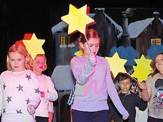In tanzende Sterne verwandelten sich die Grundschüler bei ihrer Schulweihnachtsfeier.  Foto: Veronika Schadeck