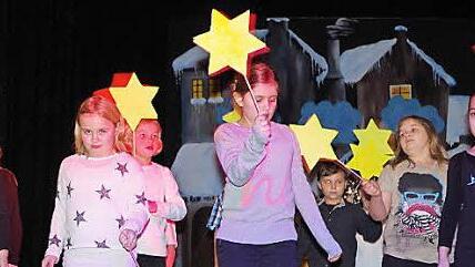 In tanzende Sterne verwandelten sich die Grundschüler bei ihrer Schulweihnachtsfeier.  Foto: Veronika Schadeck