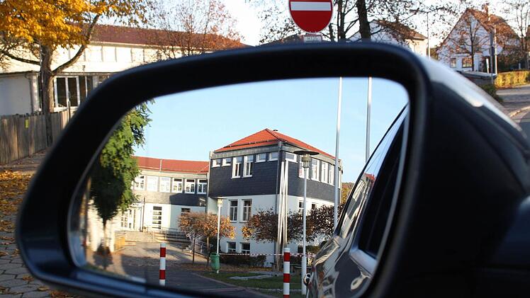 "Direkt mit dem Auto ins Klassenzimmer", meint Bürgermeister Bernd Reisenweber, sollen die Kinder manchmal gefahren werden - da stört es viele Eltern auch nicht, dass direkt vor dem Eingang der Ebersdorfer Schule Parkverbot herrscht.  Foto: Stefan Schuhmann