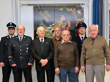 Julius Geis (2. Kommandant) und Christoph Emmert (2. Vorsitzender, 2. von rechts) ehrten (von links) Franz Emmerth, Emil Fehr, Andreas Höchemer, Erich Metz und Walter Halbig. Foto: Björn Hein