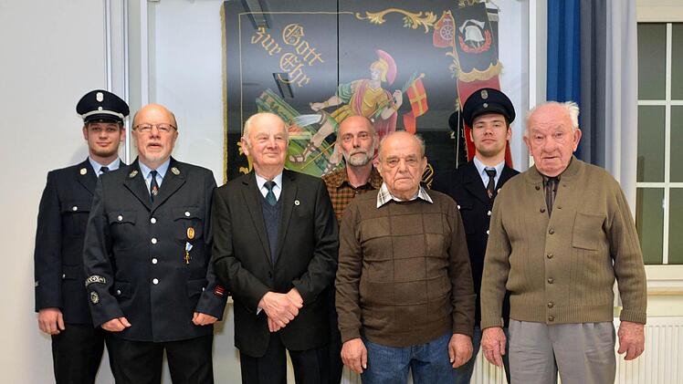 Julius Geis (2. Kommandant) und Christoph Emmert (2. Vorsitzender, 2. von rechts) ehrten (von links) Franz Emmerth, Emil Fehr, Andreas Höchemer, Erich Metz und Walter Halbig. Foto: Björn Hein