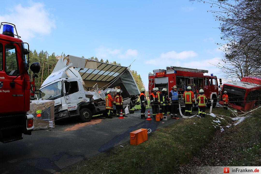 Lkw kracht gegen Schulbus