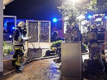 Atemschutztr&auml;ger erkundeten die Lage. Fotos: Simon Stahl