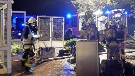 Atemschutztr&auml;ger erkundeten die Lage. Fotos: Simon Stahl