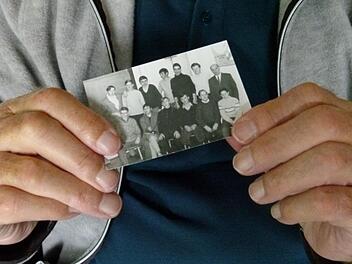 Zeitzeuge Siegfried Göller zeigt das Foto einer Schulklasse mit ihrem Lehrer Alfred Schemmel. Göller will nicht erkannt werden. Fotos: Marion Krüger-Hundrup
