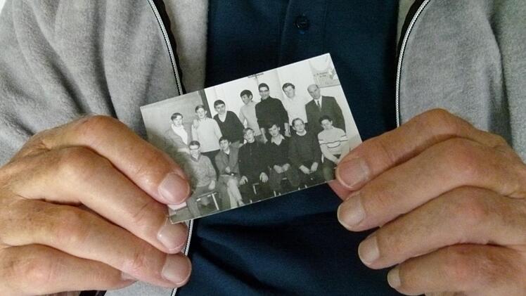 Zeitzeuge Siegfried Göller zeigt das Foto einer Schulklasse mit ihrem Lehrer Alfred Schemmel. Göller will nicht erkannt werden. Fotos: Marion Krüger-Hundrup