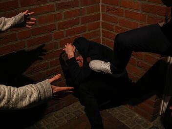 In N&uuml;rnberg ermittelt die Mordkommission: Sie sucht Hinweise auf vier T&auml;ter, die am Freitag einen jungen Mann schwer verletzt haben sollen. Symbolbild:  Christopher Schulz