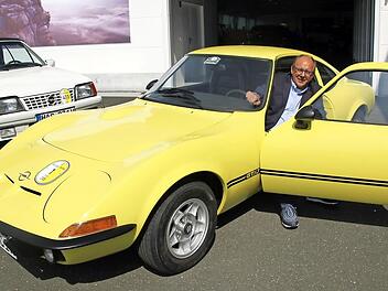 Heinz Dietz mit seinem Opel GT (Baujahr 1971): Das Fahrzeug, das von 1968 bis 1973 gebaut wurde, genießt nicht nur unter eingefleischten Opel-Fans Kultstatus. Der Sportler mit 90 Pferdestärken darf beim Alt-Opel-Treffen in Ebern freilich nicht fehlen. Hinten: Ein Opel Ascona Cabrio.