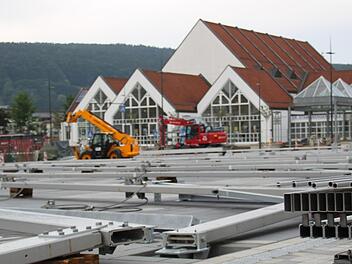 Der Aufbau des Bierstadels hat begonnen.  Foto: Katrin Geyer