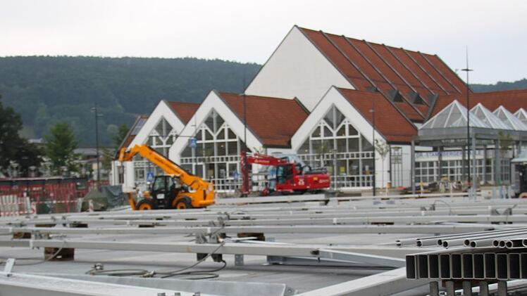 Der Aufbau des Bierstadels hat begonnen.  Foto: Katrin Geyer