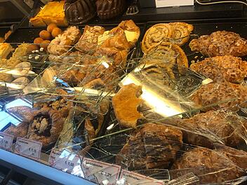 Maskenverweigerer schlägt Vitrine ein und klaut Kuchen