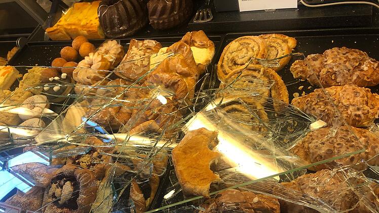 Maskenverweigerer schlägt Vitrine ein und klaut Kuchen
