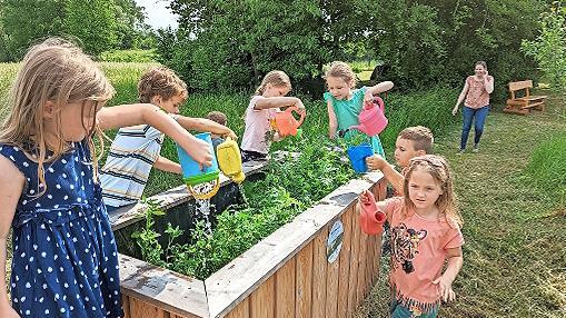 Auch die neu angelegten Hochbeete werden von den Kindern gegossen.