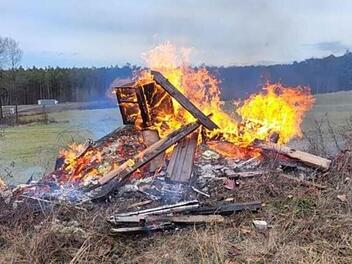 Abtswind: Mahnfeuer sorgt für größeren Feuerwehreinsatz