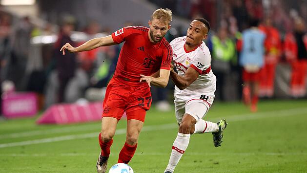Wenn der FC Bayern und der VfB Stuttgart im Südderby aufeinandertreffen, ist das immer auch eine Frage der Ehre - für die Münchner umso mehr, wenn es nun um den ersten Sieg beim "Franz-Beckenbauer-Supercup" geht. Im Bild: Konrad Laimer (links) und Jamie Leweling bei der Bundesliga-Partie zwischen Bayern und Stuttgart im Oktober 2024.