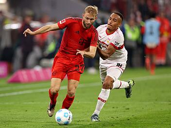 Wenn der FC Bayern und der VfB Stuttgart im Südderby aufeinandertreffen, ist das immer auch eine Frage der Ehre - für die Münchner umso mehr, wenn es nun um den ersten Sieg beim "Franz-Beckenbauer-Supercup" geht. Im Bild: Konrad Laimer (links) und Jamie Leweling bei der Bundesliga-Partie zwischen Bayern und Stuttgart im Oktober 2024.