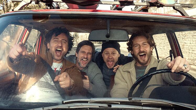 Im Mittelpunkt der Netflix-Comedy "Alphamännchen" steht die chaotische Männertruppe um Cem (Serkan Kaya, von links), Ulf (Tom Beck), Andi (Moritz Führmann) und Erik (David Rott).