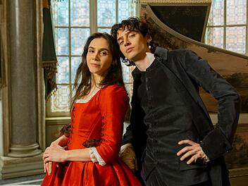 Maria Anna (Havana Joy) und Amadeus Mozart (Eren M. G&uuml;vercin) sind beide musikalisch hochbegabt. Doch nur er bleibt der Musikwelt langfristig im Ged&auml;chtnis.