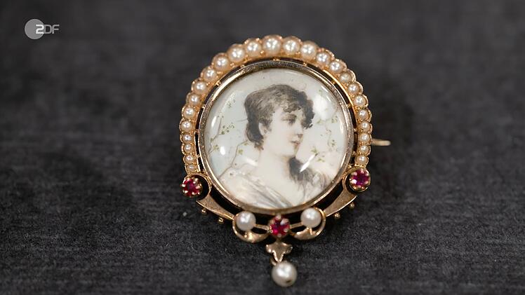 Eine geerbte Brosche datierte Expertin Horz auf 1890 bis 1900 und in dem Portr&auml;t eine idealisierte Darstellung von Sch&ouml;nheit, keine konkrete Person. Der Wert f&uuml;r das Schmuckst&uuml;ck aus 585er Gold mit Perlen und Rubinen wurde auf 450 bis 500 Euro gesch&auml;tzt, gew&uuml;nscht wurden zwar 600 Euro, doch Christian Vechtel zahlte schlie&szlig;lich 400 Euro.