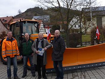 Den begeisterten Mitarbeitern vom gemeindlichen Bauhof übergibt Ramsthals Bürgermeister Franz Büttner (2. von links) das neue Gemeindefahrzeug.  Foto: Andreas Lomb