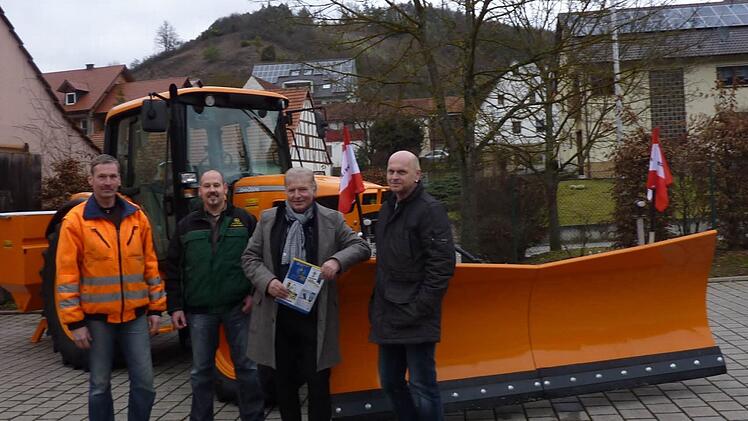 Den begeisterten Mitarbeitern vom gemeindlichen Bauhof übergibt Ramsthals Bürgermeister Franz Büttner (2. von links) das neue Gemeindefahrzeug.  Foto: Andreas Lomb