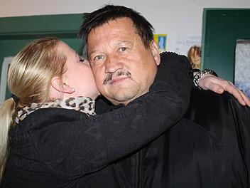 Tochter Stefanie gratuliert Stefan Himpel zum Wahlsieg.