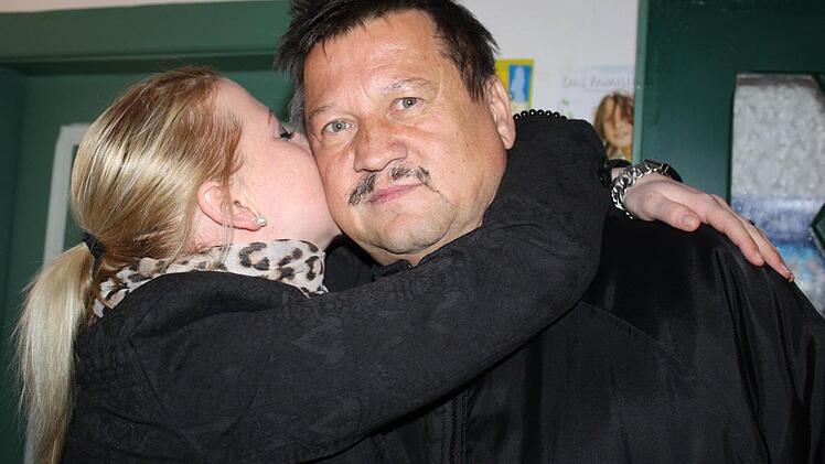Tochter Stefanie gratuliert Stefan Himpel zum Wahlsieg.