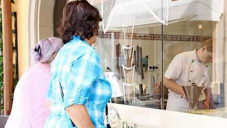 Ein großes Schaufenster lässt neugierige Blicke zu.