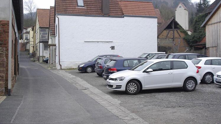 Die Bäckergasse und die Brunnengasse (Foto) sind in der ISEK- Rahmenplanung Objekte, die in eine Leerstandnutzung und optische Verbesserung des Ortskerns von Euerdorf einfließen könnten. Foto: Winfried Ehling