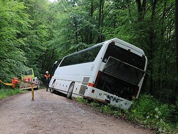 Der Bus musste von der Feuerwehr gesichert und aus der Schieflage geholt werden.  Foto: Ferdinand Merzbach