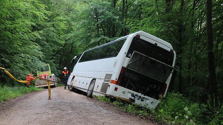 Der Bus musste von der Feuerwehr gesichert und aus der Schieflage geholt werden.  Foto: Ferdinand Merzbach