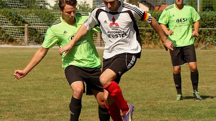 Der Zeller Kapit&auml;n Christoph Herold (Mitte) wird von dem Stettfelder Christian H&ouml;fler (links) bedr&auml;ngt. Rechts Sebastian Beck