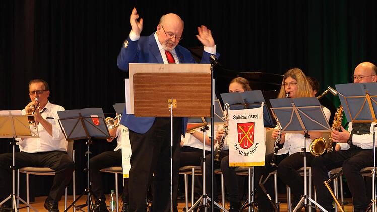 Seit 35 Jahren gibt Walter Wich-Herrlein bei den Flößermusikanten des Turnvereins Unterrodach den Ton an. Bei seiner Jubiläumsveranstaltung hatte er auch Gastmusiker dabei. Foto: Michael Wunder