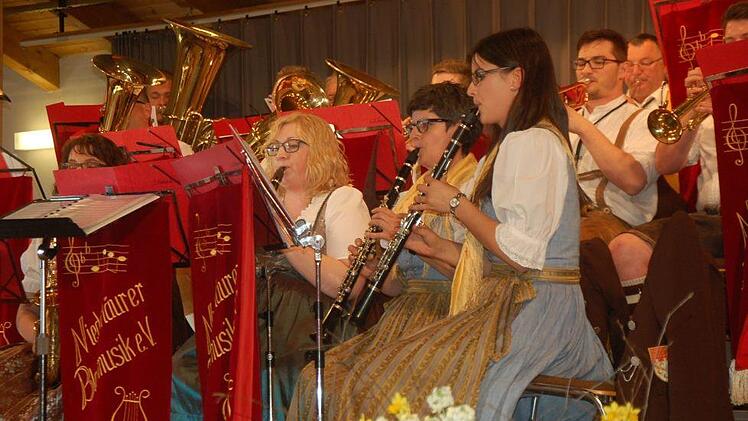 Die "Niederläurer Blasmusik"  Fotos: Manfred Mellenthin