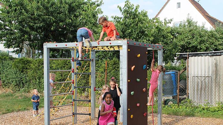Das neue Klettergerüst bietet den Kleinen vielerlei Möglichkeiten. Foto: Christian Dreßel