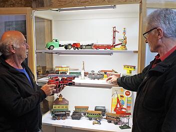 Gerwin Eidloth (links) präsentiert anlässlich des Stockheimer Bergmannsfestes eine Sonderausstellung über Original-Blechspielzeug aus alter Zeit. Eine Rarität ist das Feuerwehrauto. Rechts im Bild Günther Scheler.  Foto: Gerd Fleischmann