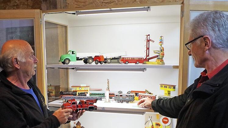 Gerwin Eidloth (links) präsentiert anlässlich des Stockheimer Bergmannsfestes eine Sonderausstellung über Original-Blechspielzeug aus alter Zeit. Eine Rarität ist das Feuerwehrauto. Rechts im Bild Günther Scheler.  Foto: Gerd Fleischmann