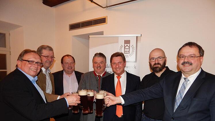 Sie stie&szlig;en auf einen erfolgreichen Wahlkampf ihres      Kandidaten Rainer Ludwig (Dritter von rechts) an: Stellvertetender Landrat      Dieter      Schaar, Franz Schrepfer, 2. B&uuml;rgermeister von Stadtsteinach,      Werner      Burger, der B&uuml;rgermeister von Grafengehaig, Landrat Klaus Peter      S&ouml;llner,      Braumeister     Bernd Weibbrecht und Landtagsvizepr&auml;sident Peter Meyer (von      links).                    Foto: Horst Wunner