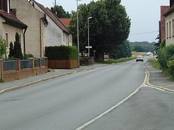 Eine Verkehrsinsel soll hier in Steinbach dafür sorgen, dass Geschwindigkeit und Lärm der Fahrzeuge reduziert wird. Foto: Petra Malbrich