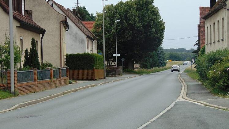 Eine Verkehrsinsel soll hier in Steinbach dafür sorgen, dass Geschwindigkeit und Lärm der Fahrzeuge reduziert wird. Foto: Petra Malbrich