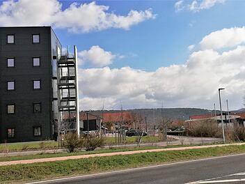 Direkt an den Südflügel (links) des 20 Meter hohen Neubaus angebaut, soll auf dem jetzigen Parkplatz bis an die Grenze der Autowaschanlage (rechts) das nur halb so hohe Bürogebäude parallel zum Hauptgebäude errichtet werden. Sigismund von Dobschütz