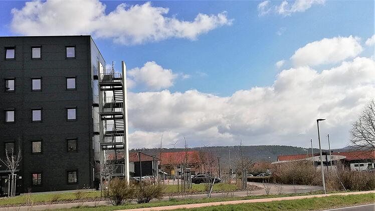 Direkt an den Südflügel (links) des 20 Meter hohen Neubaus angebaut, soll auf dem jetzigen Parkplatz bis an die Grenze der Autowaschanlage (rechts) das nur halb so hohe Bürogebäude parallel zum Hauptgebäude errichtet werden. Sigismund von Dobschütz