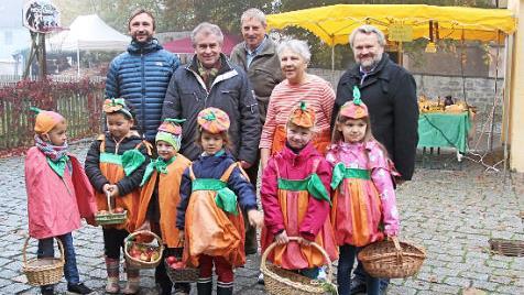 Bei ungemütlichem Wetter wurden die sechs "Kürbiswichtel" losgeschickt, um Äpfel aus neuester Ernte an die Besucher des Kürbisfestes zu verschenken. Foto: Klaus Klaschka