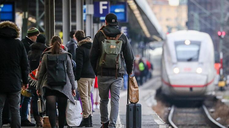 Wegen einer Großbaustelle kommt es zwischen Nürnberg und Erfurt ab dem 31. Januar 2020 zu Fahrplanänderungen bei der Deutschen Bahn. Es fährt Schienenersatzverkehr. Foto: Christoph Schmidt/dpa